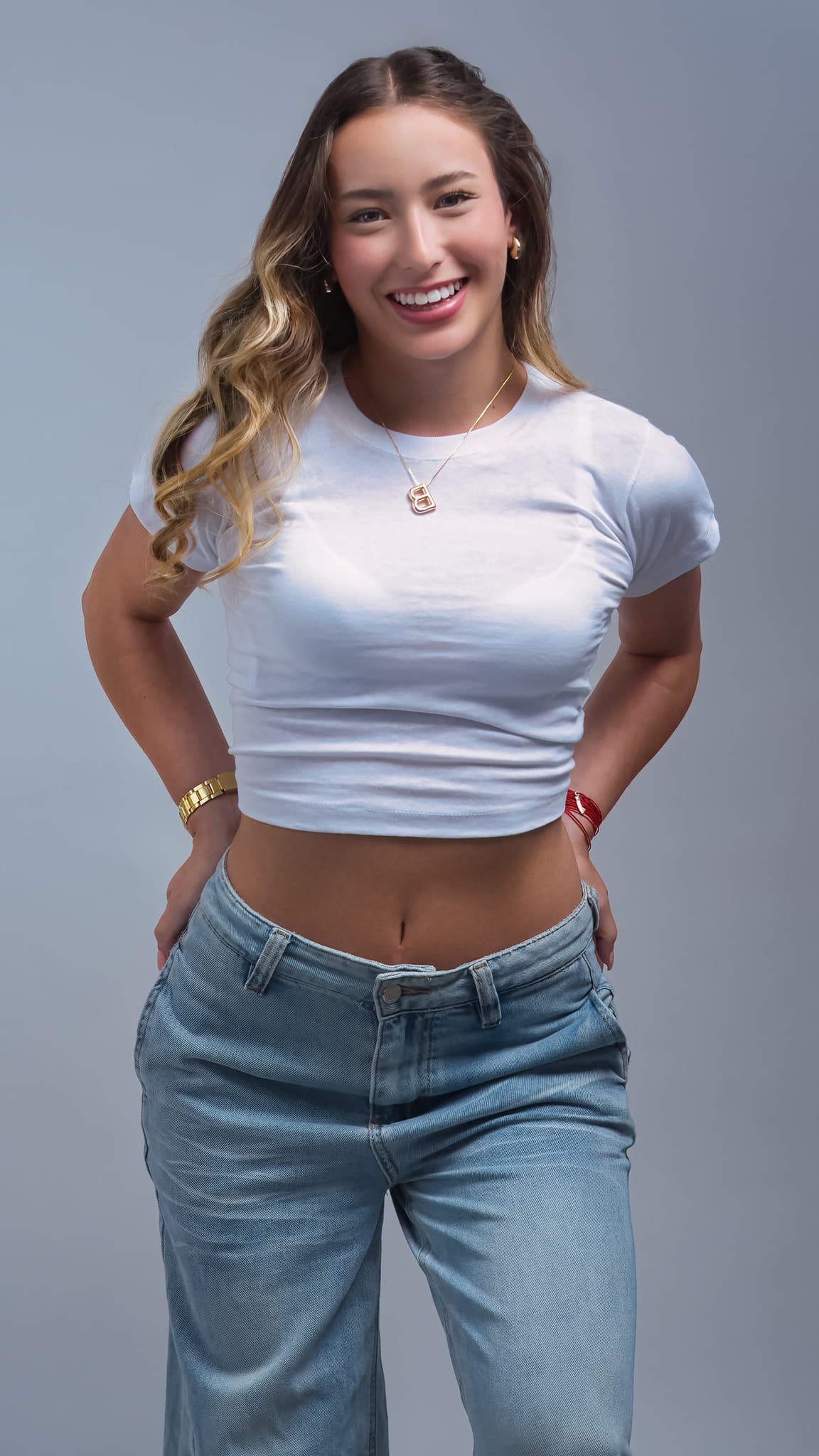 Modelo GM con styling claro